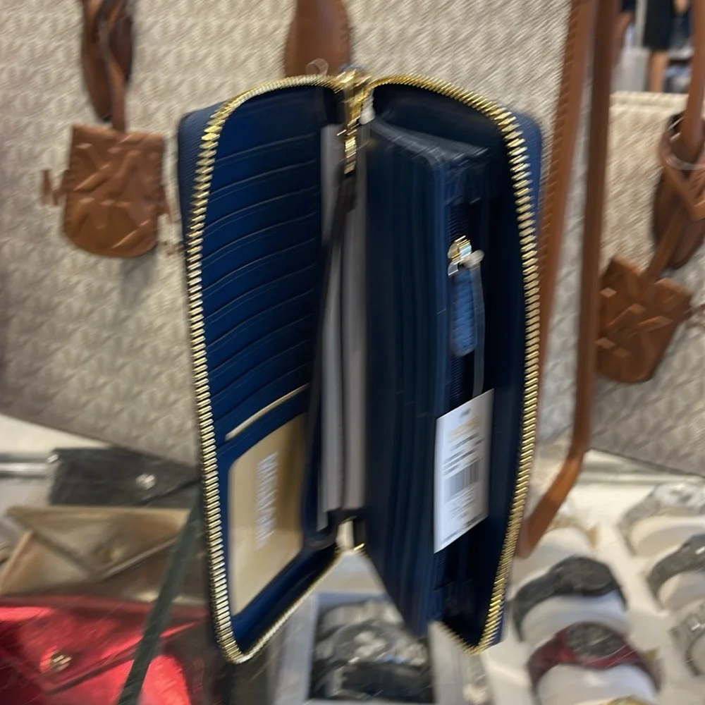 MICHAEL KORS LARGE TRAVEL CONTINENTAL WRISTLET WALLET NAVY BLUE COLOR NWT